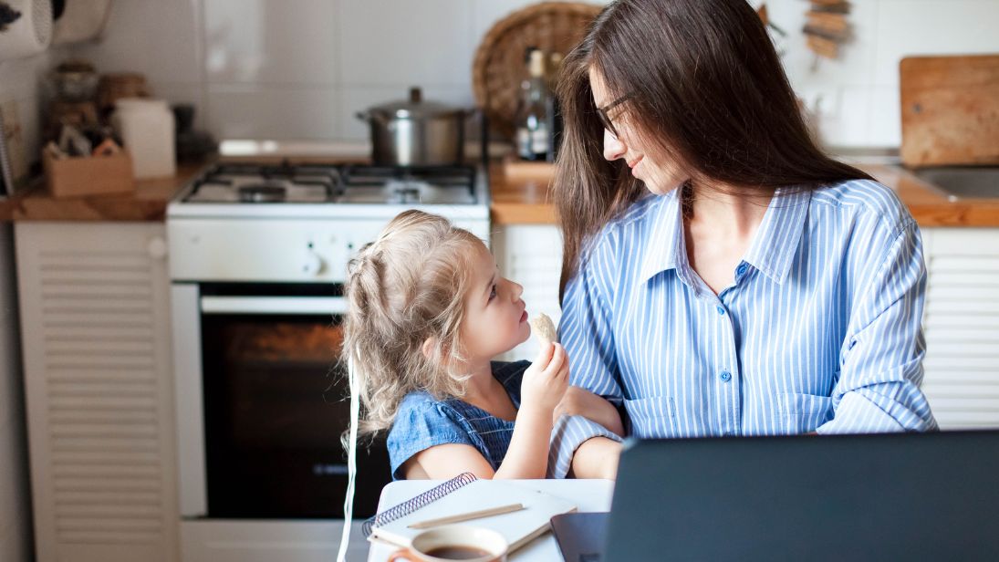 Weiterbildung im Familienalltag: Viele Eltern lernen heute flexibel von zu Hause aus. © Mary Anlens/Adobe Stock